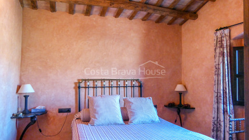 Masía restaurada con 12 ha de terreno en venta en el Baix Empordà