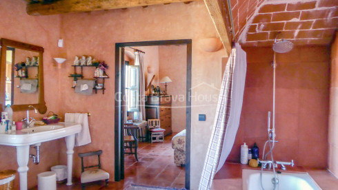 Masía restaurada con 12 ha de terreno en venta en el Baix Empordà