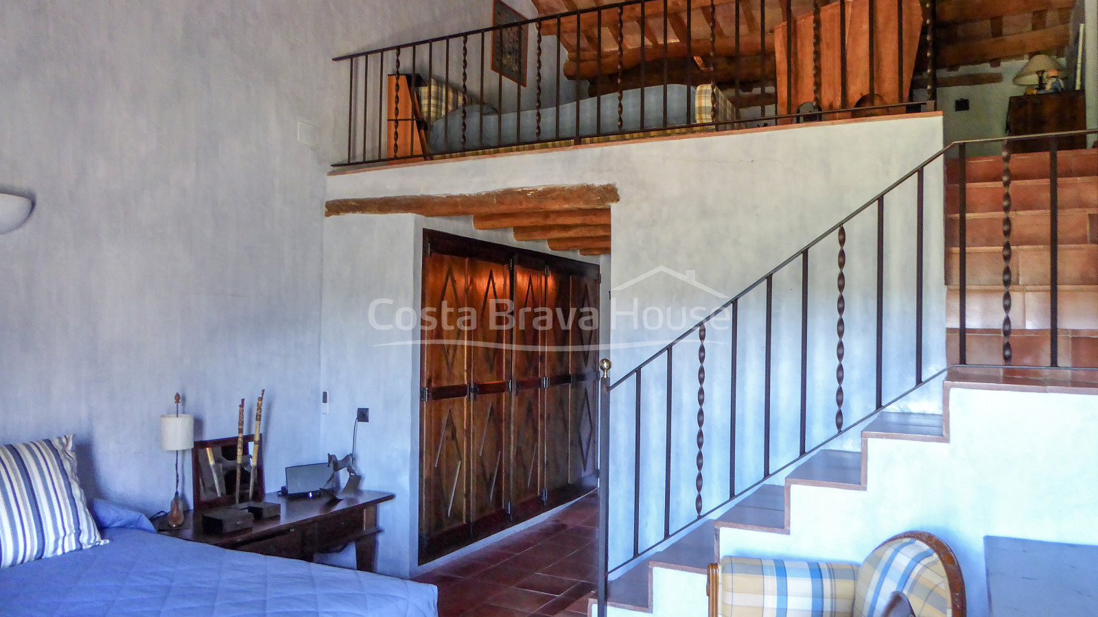 Masía restaurada con 12 ha de terreno en venta en el Baix Empordà