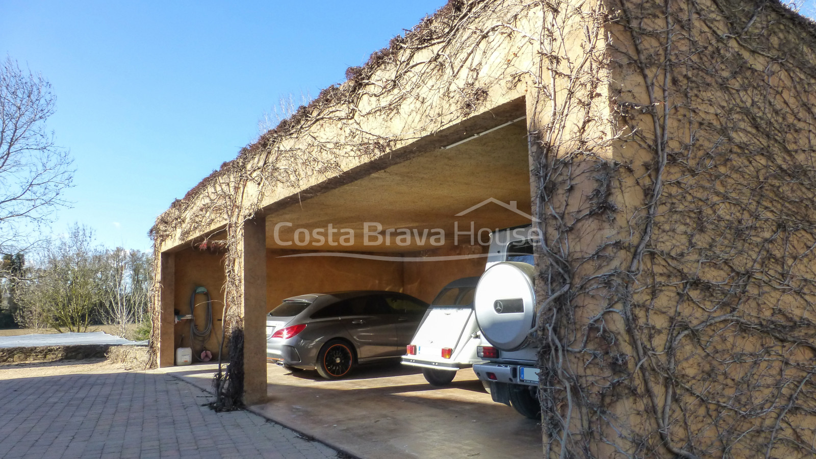 Masía restaurada con 12 ha de terreno en venta en el Baix Empordà