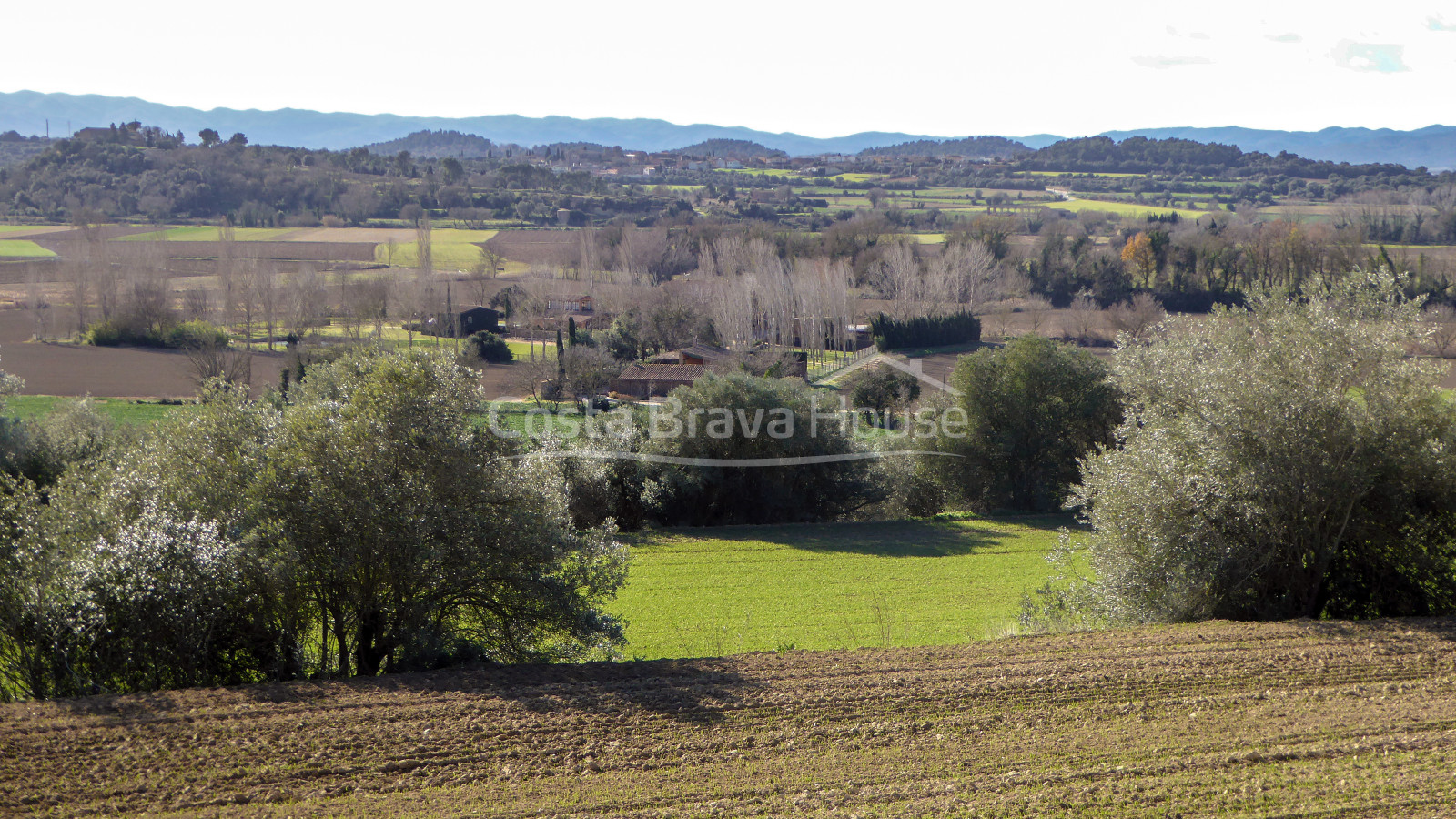 Masía restaurada con 12 ha de terreno en venta en el Baix Empordà