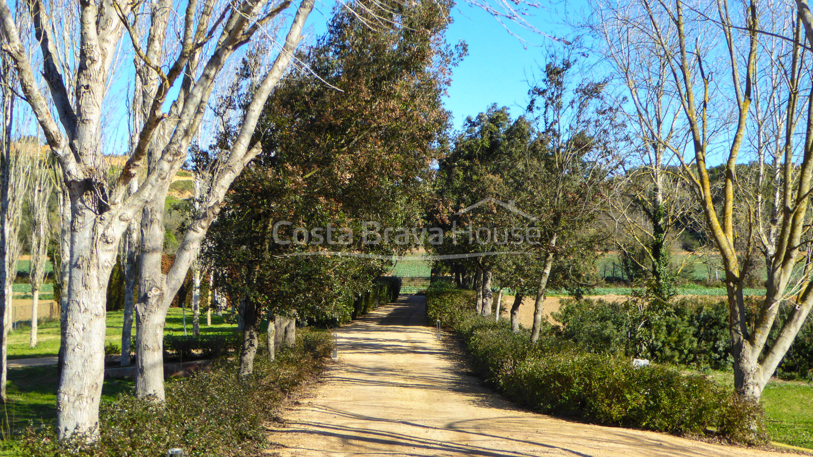Masía restaurada con 12 ha de terreno en venta en el Baix Empordà