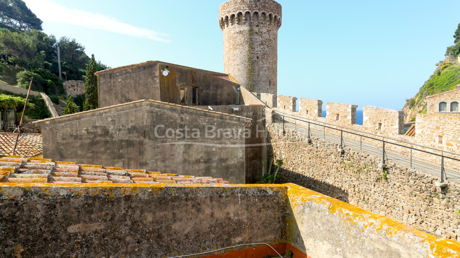 Propiedad única en venta junto a la muralla de Tossa de Mar, en pleno centro histórico medieval