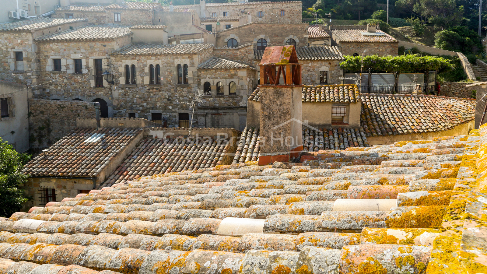 Propiedad única en venta junto a la muralla de Tossa de Mar, en pleno centro histórico medieval