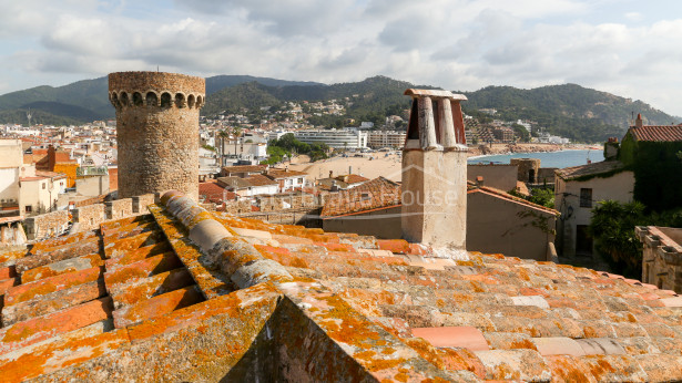 Unique property for sale next to the wall of Tossa de Mar, in the heart of the medieval quarter