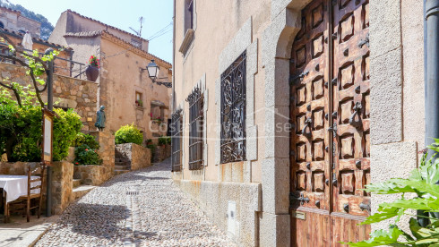 Propiedad única en venta junto a la muralla de Tossa de Mar, en pleno centro histórico medieval