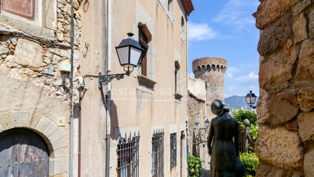 Propiedad única en venta junto a la muralla de Tossa de Mar, en pleno centro histórico medieval