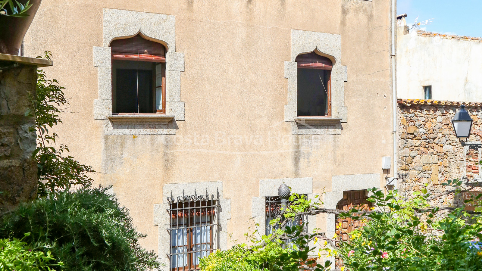 Propiedad única en venta junto a la muralla de Tossa de Mar, en pleno centro histórico medieval