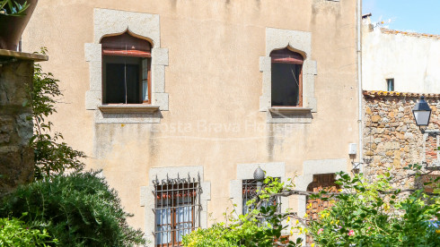 Propiedad única en venta junto a la muralla de Tossa de Mar, en pleno centro histórico medieval