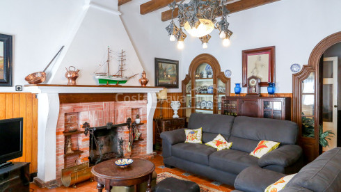 Unique property for sale next to the wall of Tossa de Mar, in the heart of the medieval quarter