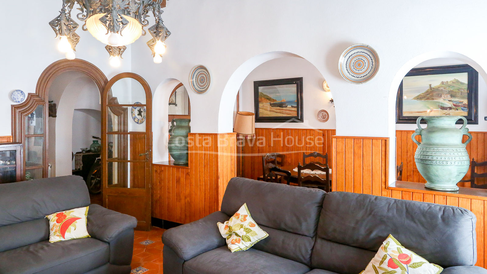 Unique property for sale next to the wall of Tossa de Mar, in the heart of the medieval quarter