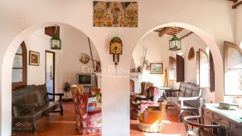 Unique property for sale next to the wall of Tossa de Mar, in the heart of the medieval quarter