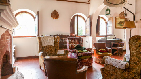 Unique property for sale next to the wall of Tossa de Mar, in the heart of the medieval quarter