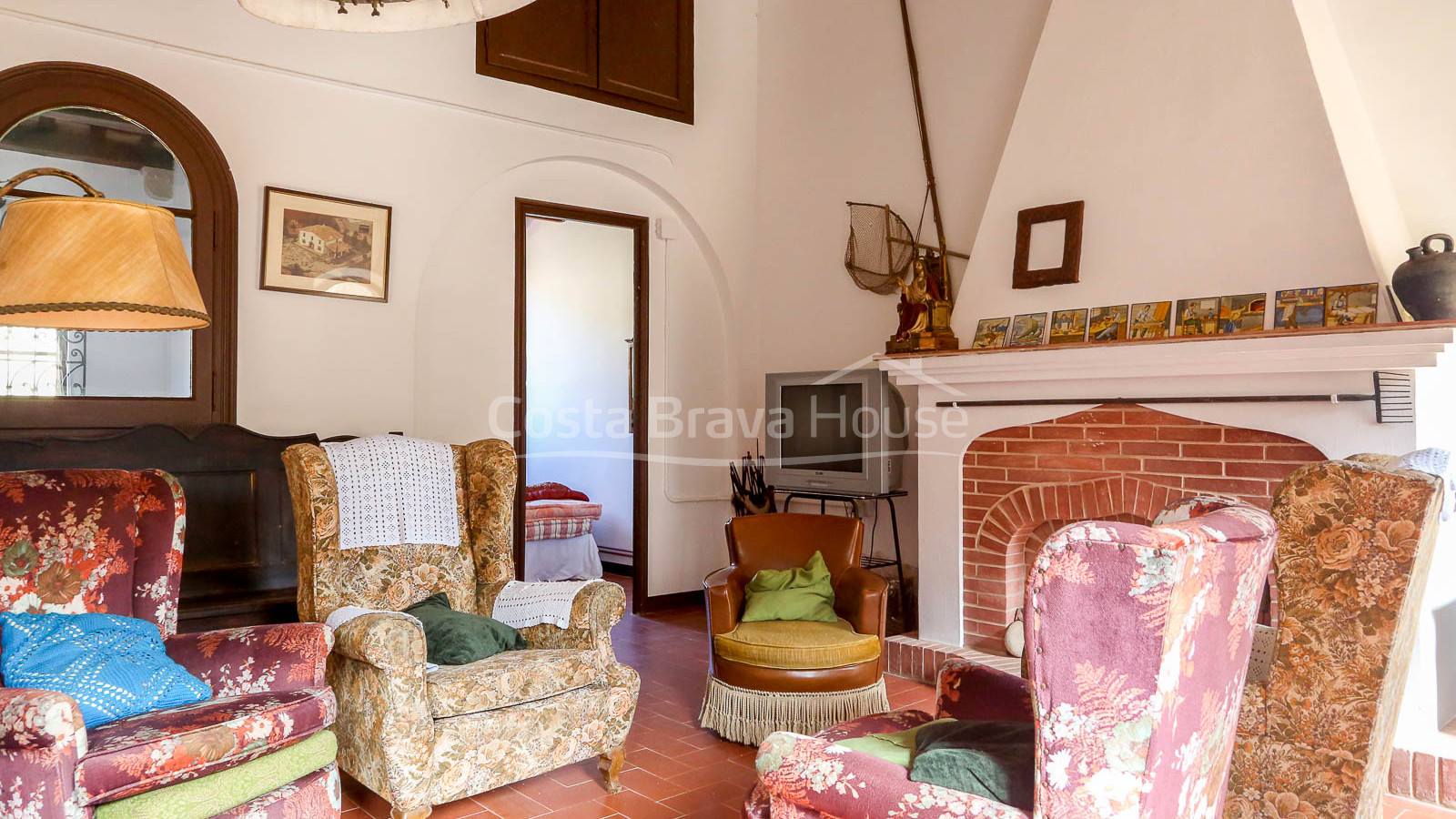 Unique property for sale next to the wall of Tossa de Mar, in the heart of the medieval quarter