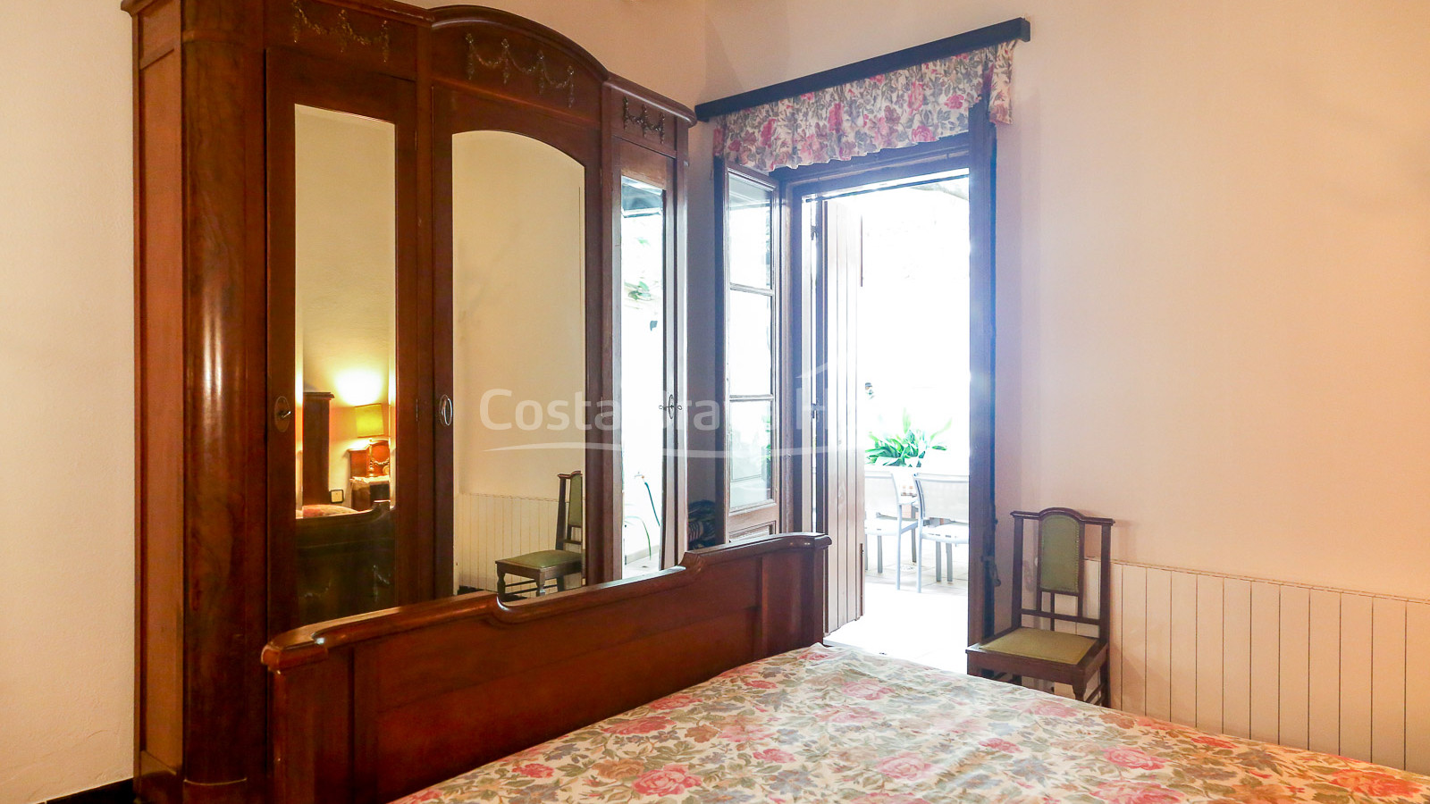 Unique property for sale next to the wall of Tossa de Mar, in the heart of the medieval quarter