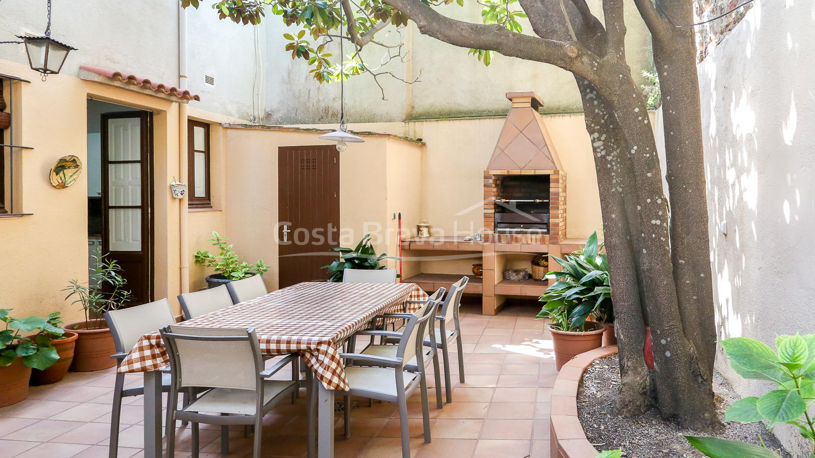 Unique property for sale next to the wall of Tossa de Mar, in the heart of the medieval quarter