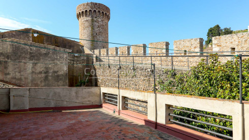 Propietat única en venda al costat de la muralla de Tossa de Mar, al centre històric medieval