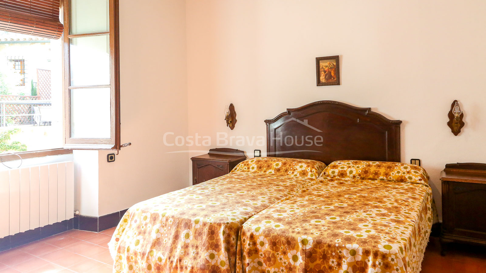 Unique property for sale next to the wall of Tossa de Mar, in the heart of the medieval quarter