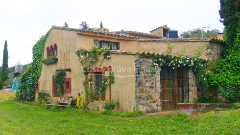 Masia del S. XV restaurada en venda a prop de Calella de Palafrugell