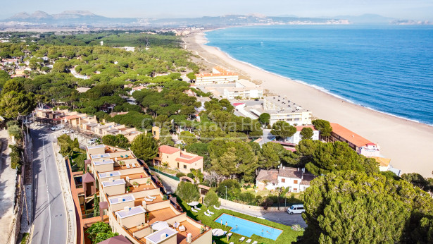 New construction apartment between Begur and Pals with sea views, pool and garage