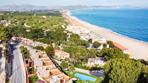 New construction apartment between Begur and Pals with sea views, pool and garage