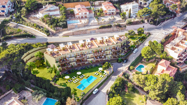 New construction apartment between Begur and Pals with sea views, pool and garage