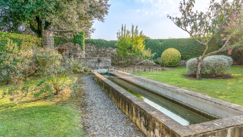Maison de campagne rénovée à vendre à Cruilles avec 12.000 m² de terrain et joli jardin avec piscine