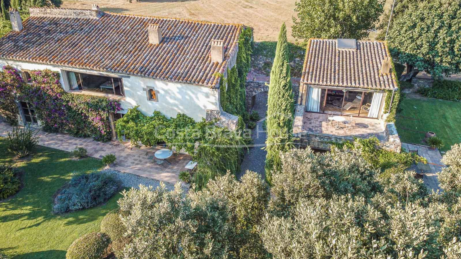 Masía catalana reformada en venta en Cruilles con 12.000 m² de terreno y precioso jardín con piscina