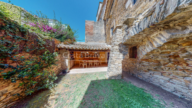 Charming house in Begur city center