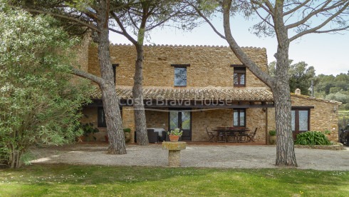 Masía con jardín y piscina comunitaria en alquiler anual en Sant Feliu de Boada