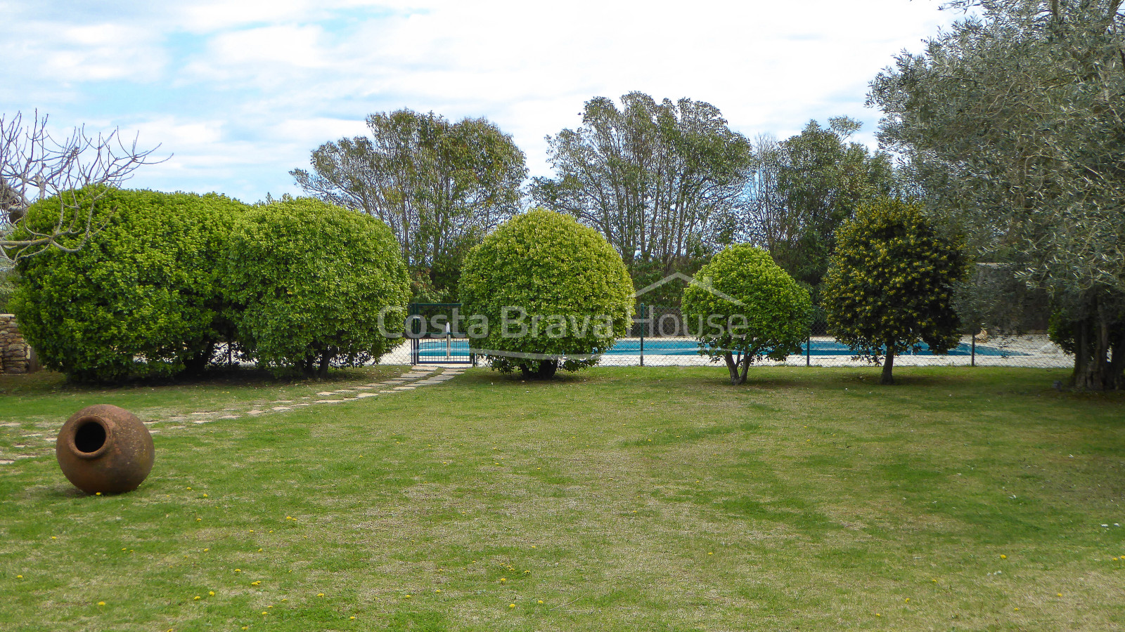 Masía con jardín y piscina comunitaria en alquiler anual en Sant Feliu de Boada