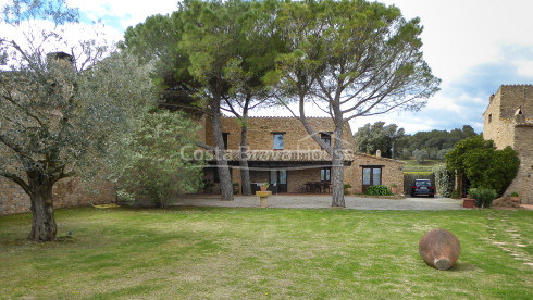 Masía con jardín y piscina comunitaria en alquiler anual en Sant Feliu de Boada