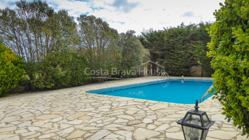 Masía con jardín y piscina comunitaria en alquiler anual en Sant Feliu de Boada
