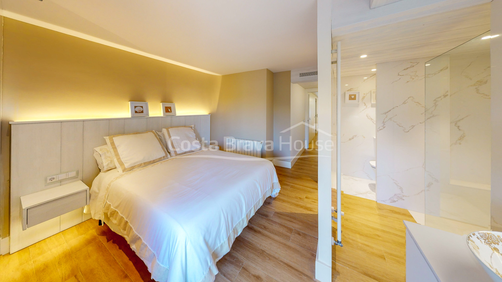Apartamento de alto standing en venta en Platja d'Aro, justo al pie de la playa y el mar