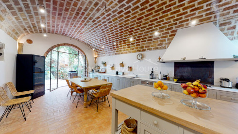 Spectaculair stenen huis in Cruilles