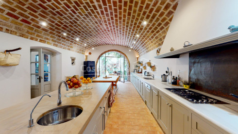 Spectaculair stenen huis in Cruilles