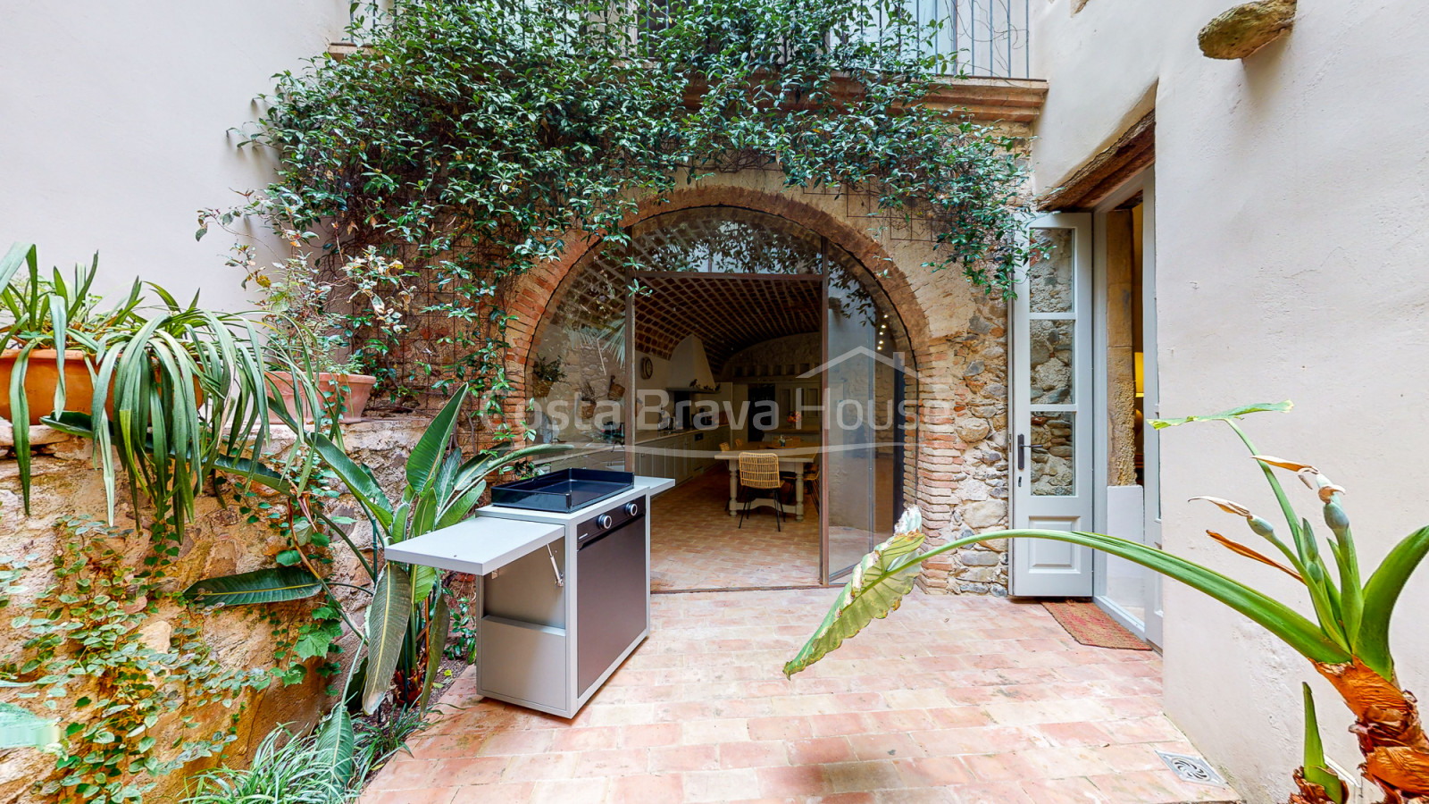 Spectaculair stenen huis in Cruilles
