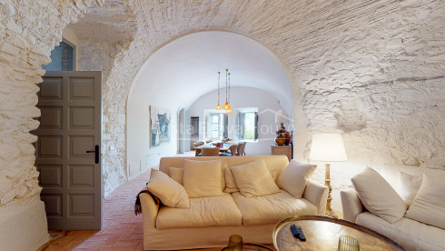 Spectaculair stenen huis in Cruilles