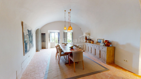 Spectaculair stenen huis in Cruilles