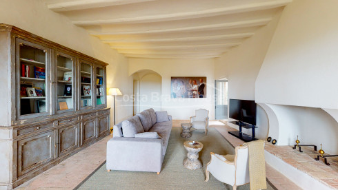 Spectaculair stenen huis in Cruilles