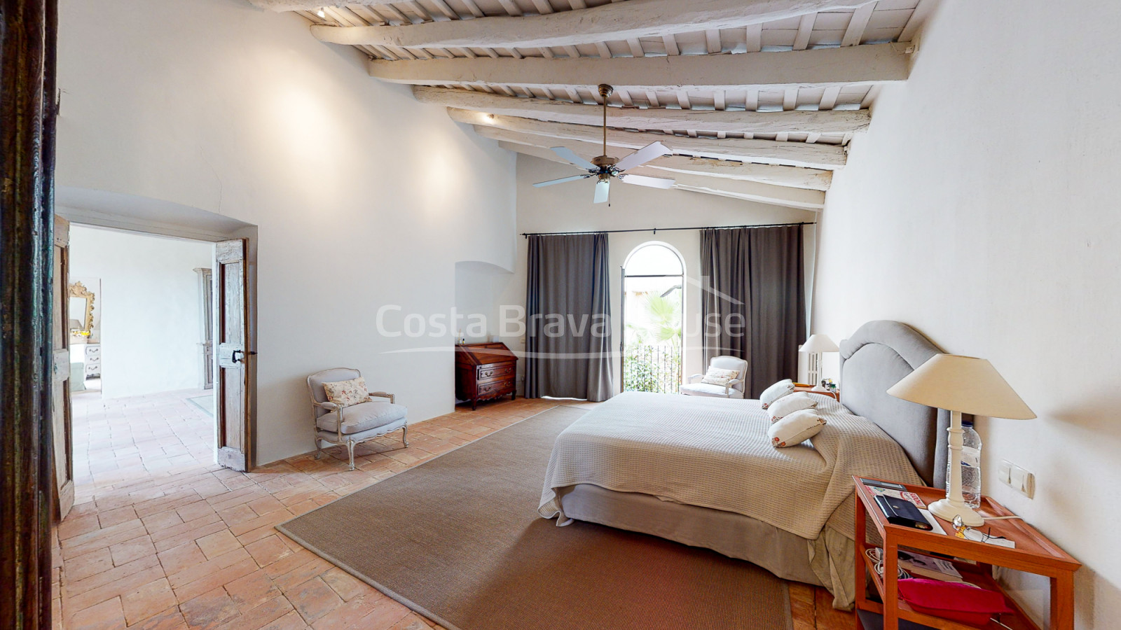 Spectaculair stenen huis in Cruilles