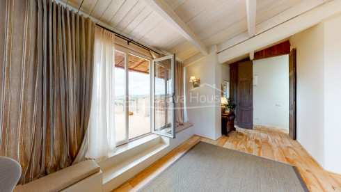 Spectaculair stenen huis in Cruilles