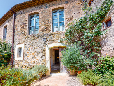 Exclusiva propiedad de estilo rústico en venta en Cruilles, Baix Empordà