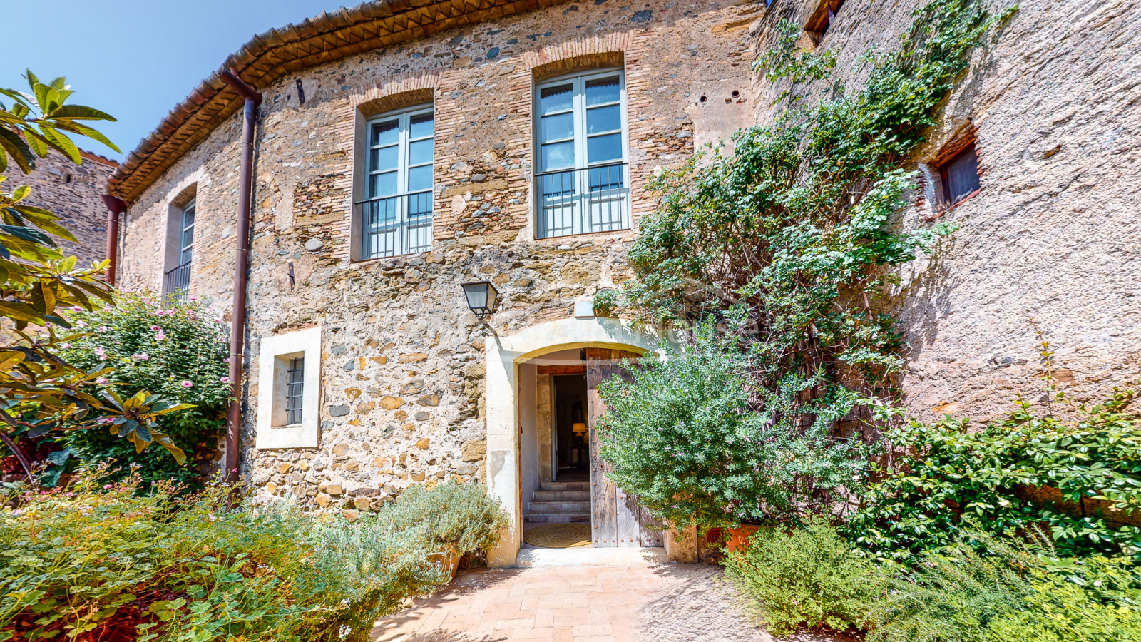 Spectaculair stenen huis in Cruilles