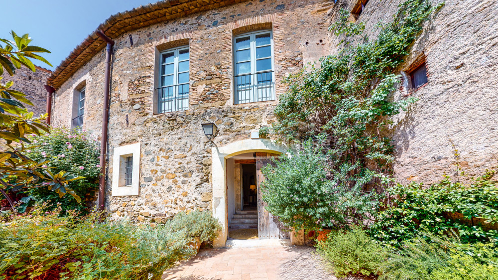 Spectaculair stenen huis in Cruilles