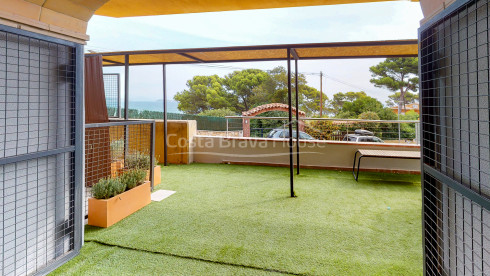 New construction apartment between Begur and Pals with sea views, pool and garage
