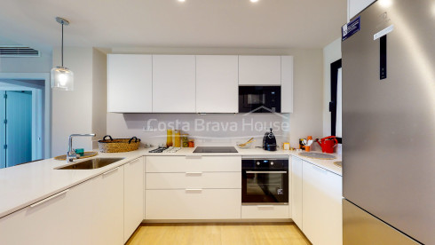 New construction apartment between Begur and Pals with sea views, pool and garage