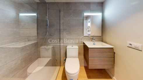 Apartamento de obra nueva entre Begur y Pals con vistas mar, piscina y garaje