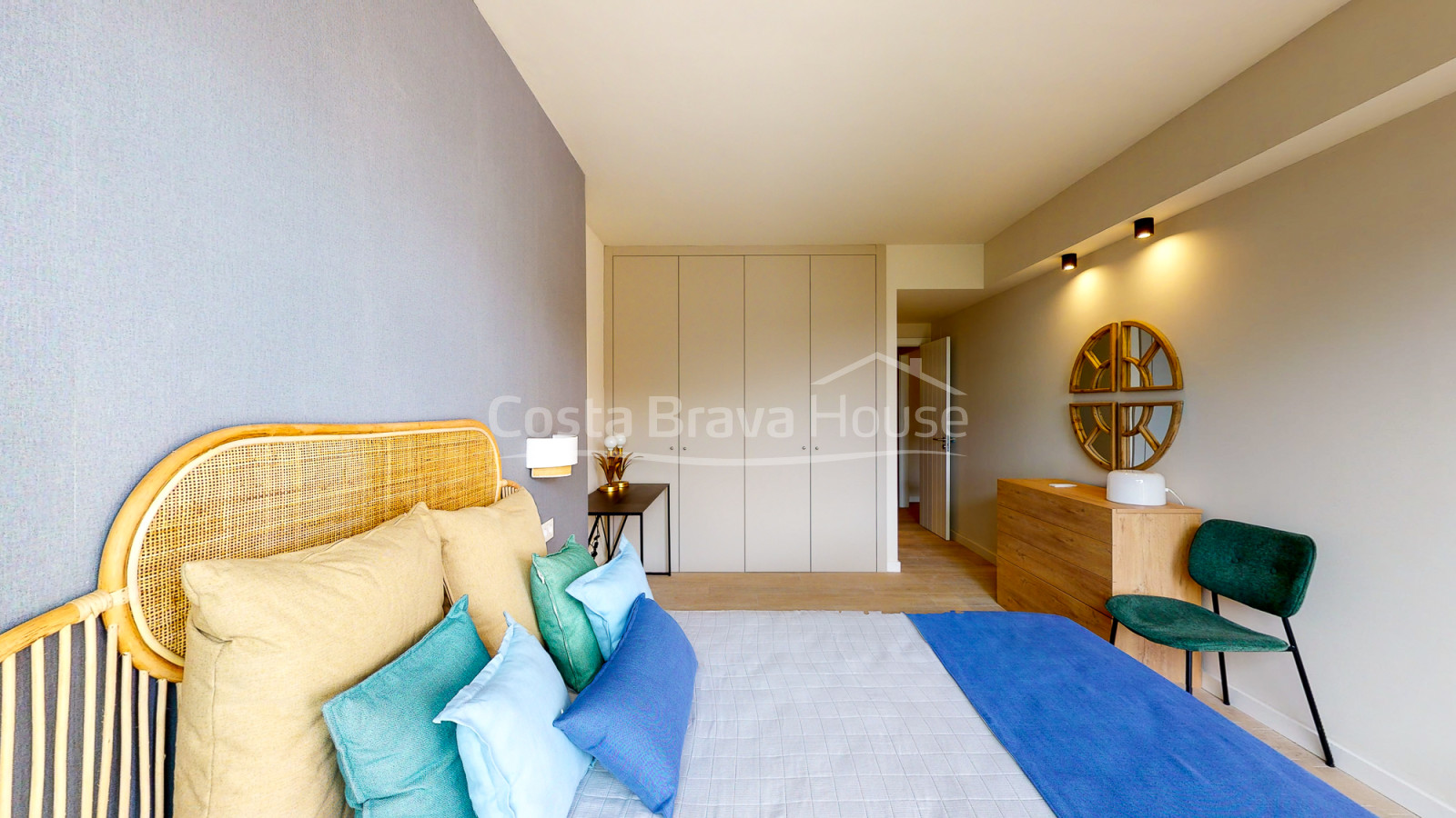 New construction apartment between Begur and Pals with sea views, pool and garage