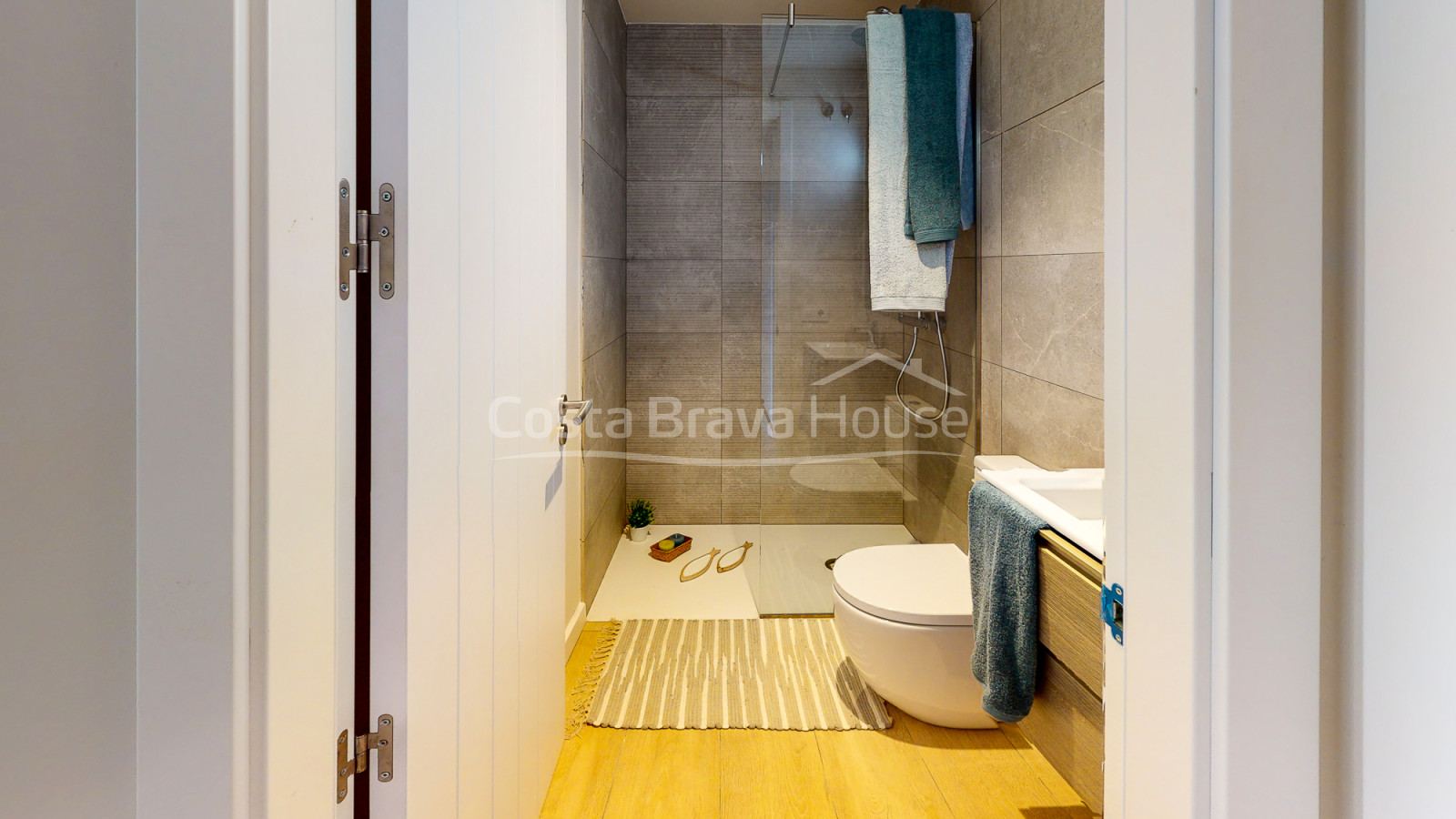 New construction apartment between Begur and Pals with sea views, pool and garage